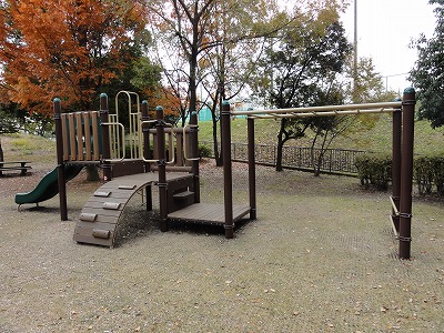 木製複合遊具です。