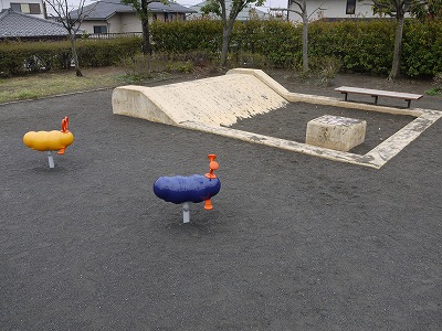 砂場とスゥイング遊具です。