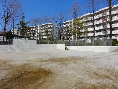 雨水調整池を兼ねた広場です。