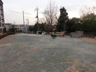 広場から入口方向です。