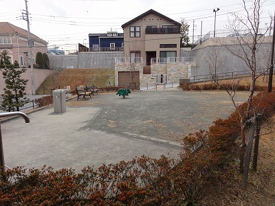 広場と遊具です。