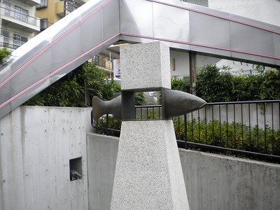 おさかなの彫刻です。
