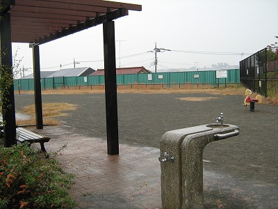 パーゴラと水飲みです。