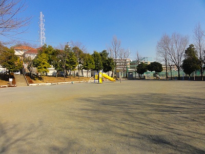 広場と複合遊具です。