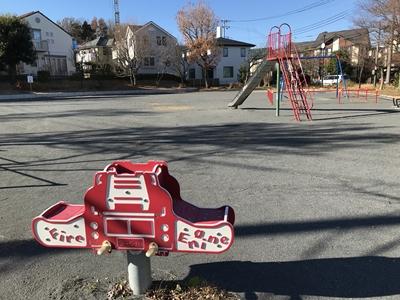 広場と遊具です。