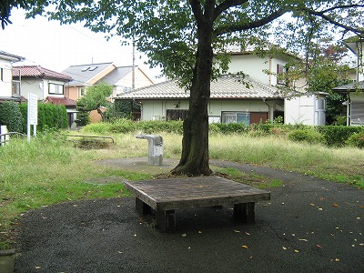 園内中央の縁台です