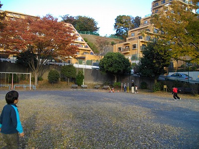 広場、ベンチ、ブランコです。