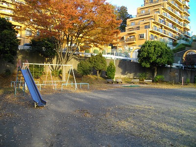 すべり台、ブランコ、ベンチです。
