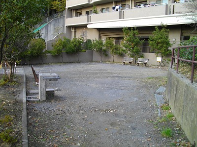 広場と水飲みです。
