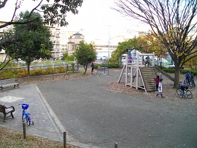 広場と遊具です。