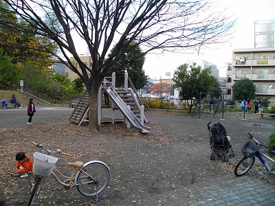 ケヤキの周りで遊ぶ子供たちです