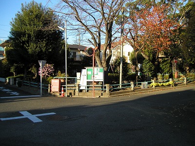 交差点から見た公園です。
