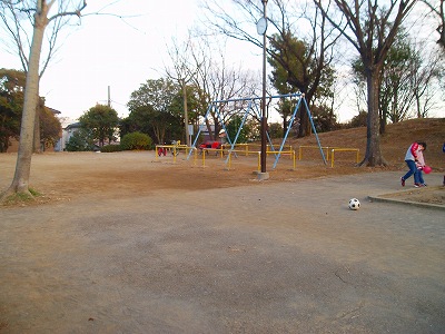 広場とブランコです。
