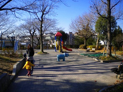 広場と遊具です。