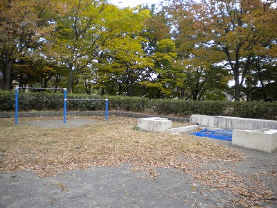 砂場と鉄棒です。