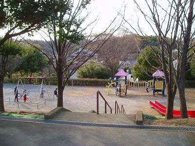 上の広場から下の広場を見ています。
