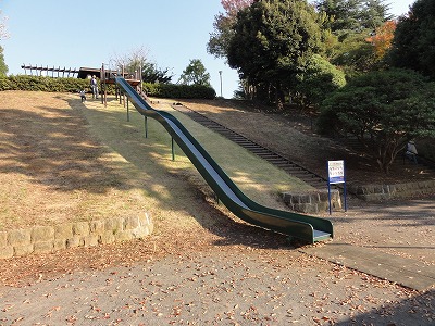 長いすべり台です。
