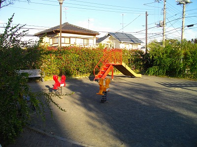 すべり台とスプリング遊具です。