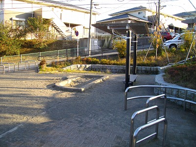 公園の入口から見た広場です。