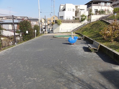 広場と遊具類です。