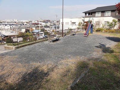 広場とすべり台です。