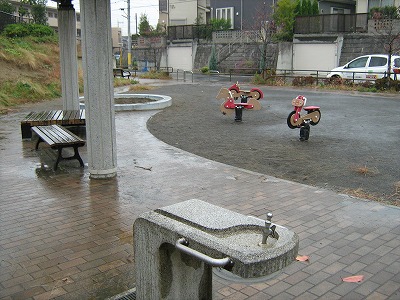 水飲みと縁台等です。
