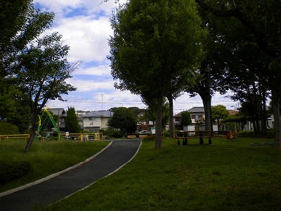広場を貫く園路です。