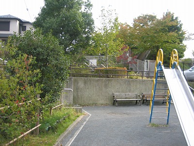 広場とすべり台です。