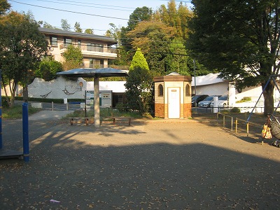 トイレと四阿です。