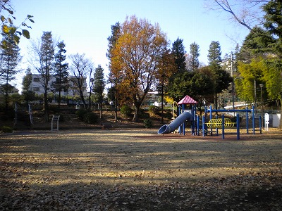 広場と複合遊具です。