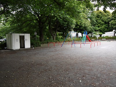 トイレと遊具です。