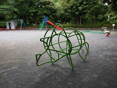 恐竜の形の遊具です。