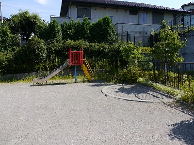 砂場とすべり台です。