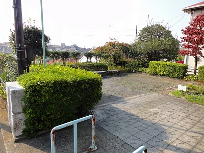 入口から見た園内です。
