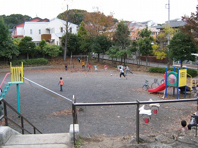 広場と遊具です。