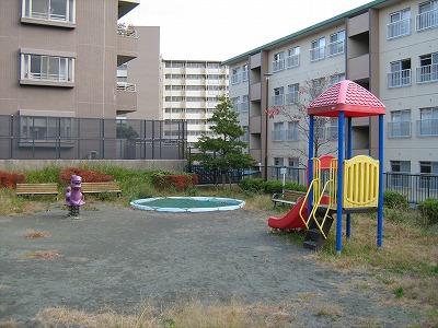 スプリング遊具、砂場、複合遊具です