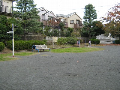 広場と健康遊具です。
