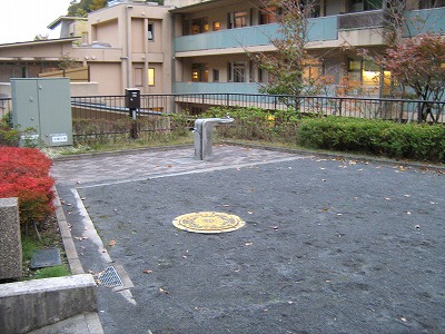 広場と水飲みです。
