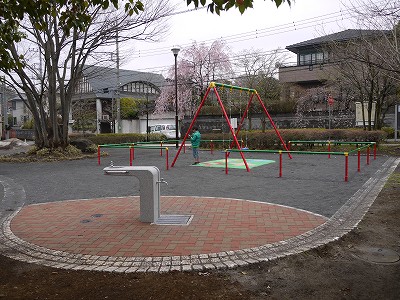 水飲みとブランコです。