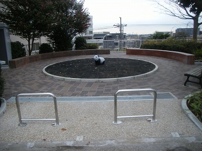 公園の入口と砂場です。