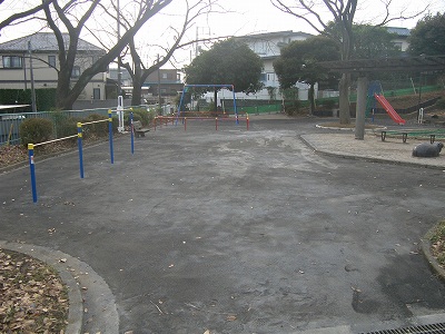 広場と遊具です。