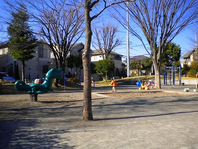 スプリング遊具と砂場です。