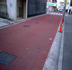 キス＆ライド用降車エリアの赤く塗装された道路