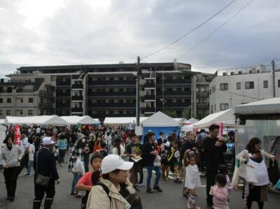 会場（鶴ヶ峰商店街駐車場）