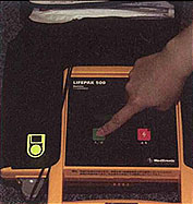 LIFEPAK500電源を入れる写真