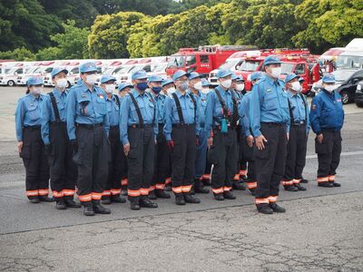 訓練開始報告をする消防団員