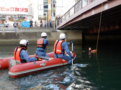 救助しに行く消防団員