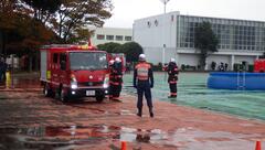 車両隊が現着し、水利部署した訓練写真
