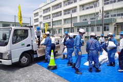 土嚢積上げ訓練の写真