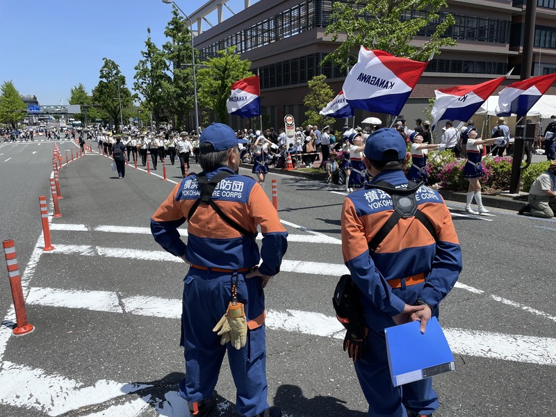 よこはまパレードを巡回警戒する消防団員